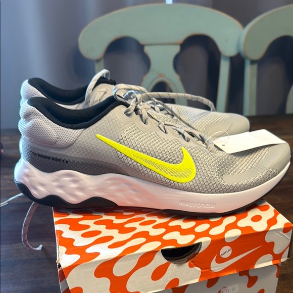 Nike Light Gray and Neon Yellow Running Shoes - Picture 3 of 6